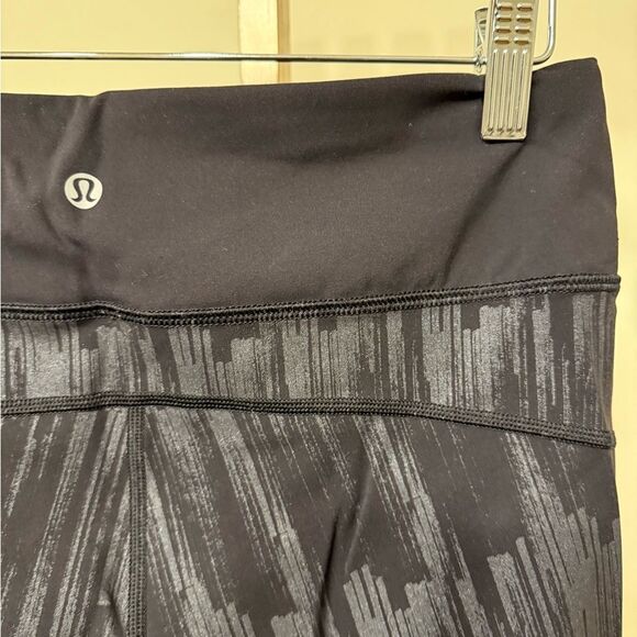 Lululemon sz 4 Black and Gray Patterned Leggings with size zipper pocket - Picture 1 of 4